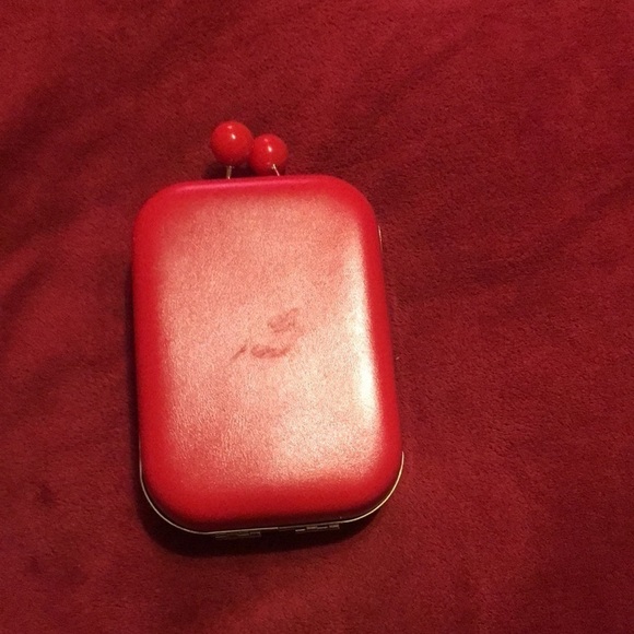 Elizabeth Arden Clutch with chain! 4 1/2 across and 5 1/2 top to bottom - Picture 7 of 7